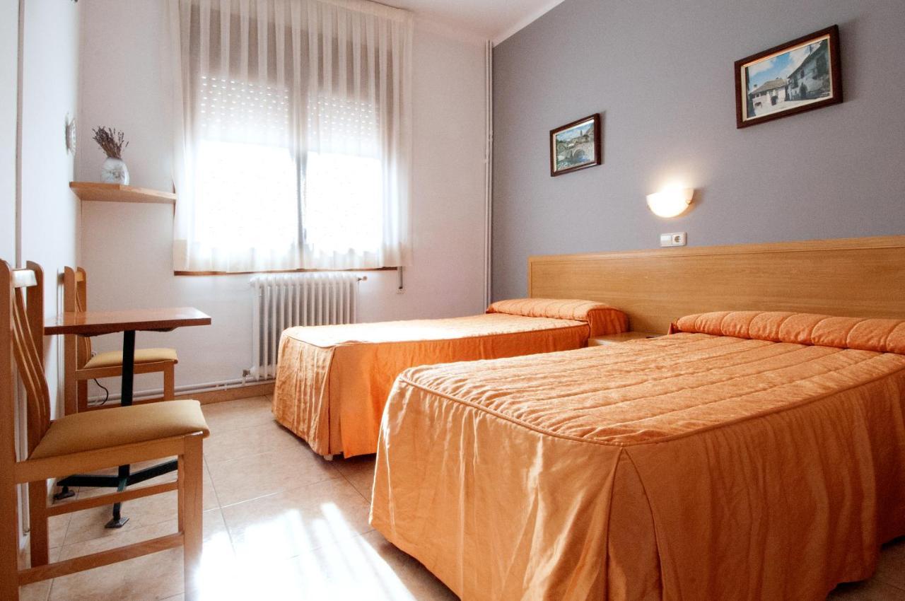 Hostal Montserrat Tona Cameră foto